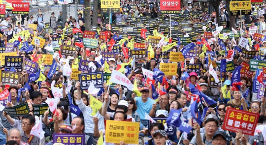 지난 9월 서울 광화문 일대에서 열린 '분양가상한제 소급적용 저지 재개발·재건축 조합원 총궐기대회'에서 참가 조합원들이 구호를 외치고 있다.<연합뉴스>